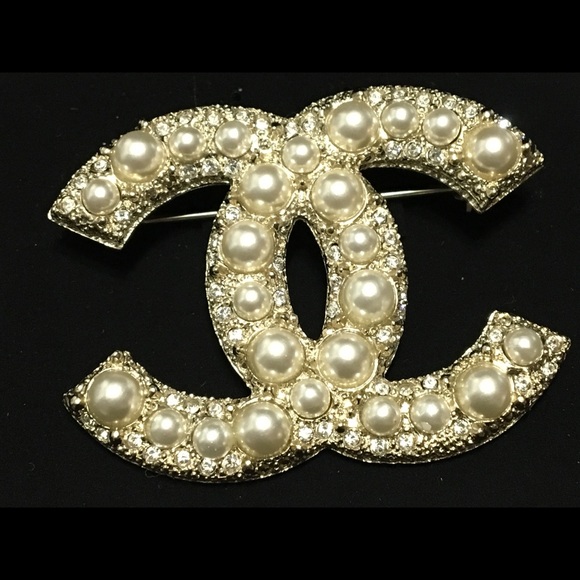 CHANEL Jewelry - CHANEL Authentic Pearl 2018 Brooch Jewelry New Box
